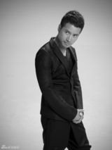 高清图：何晟铭变身“雅痞”  黑白大片睿智从容