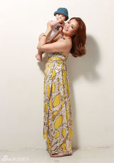 幻灯图：原华携爱子登封面 浓情满溢成幸福榜样