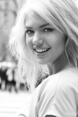 组图：抖奶超模都市大片 翠绿百褶裙笑容甜美