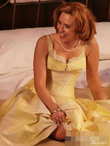 组图：斯嘉丽出演舞台剧 脱裙露豪乳“香飘四溢”