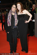 幻灯图：《孩子们没事》首映 朱丽安-摩尔黑裙性感