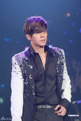 组图：罗志祥俏皮红衫红馆开唱 摔倒杨丞琳怀中