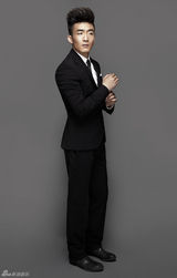 组图：魏炳桦黑西装写真曝光 大展轻熟男雅痞风