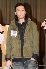 高清图：周柏豪连诗雅进校园 分享学生时代真挚友情