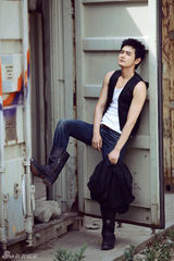 组图：王雨拍写真大秀肌肉 野性张扬显型男魅