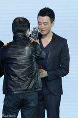 组图：佟大为出席慈善晚宴获勇气使者奖