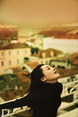 组图：许晴威尼斯怀旧写真致敬电影人 展迷人风情