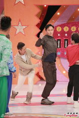 组图：张智霖录《奖门人》 伍咏薇周丽淇同场