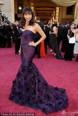 劳丽亚-鲁本亮相红毯 紫群华美典雅