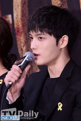 组图：韩剧《Triangle》金在中林时完成兄弟