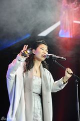 组图：2013微博之夜曲婉婷献唱新歌