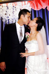 组图：何妤玟补请婚宴穿百万婚纱 婚后不急做人