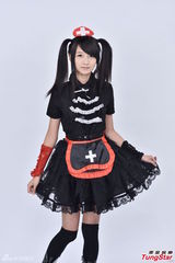 组图：许雅涵穿蓬蓬裙再现萌护士女仆造型