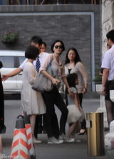 组图：王菲李亚鹏携女视察嫣然天使儿童医院