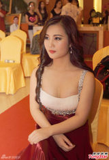 组图：邓建国90后前妻亮相杭州 频频弯腰爆乳沟