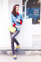 组图：张俪春日街拍演绎爱笑天使