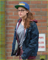 组图：克里斯汀-斯图尔特戴棒球帽 神似阿拉蕾