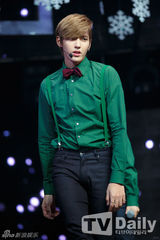 组图：EXO圣诞装热舞《MCD》 孝琳大尺度惹火