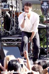 组图：马修-莫里森露天打歌发布首张个人专辑