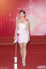 组图：尚格云顿助阵2012亚姐竞选赞佳丽优雅