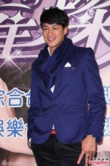 组图：何润东带头“卖肉” 半裸照拼收视率奏效