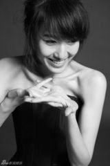 组图：高露黑白写真复古范儿 低胸露肩小性感