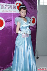 组图：刘心悠灰姑娘装扮亮相 不穿泳衣去沙滩