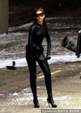 组图：《蝙蝠侠前传3》洛杉矶赶拍 海瑟薇造型魅惑