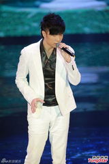 组图：古巨基白衣帅气献唱入围曲《恋无可恋》