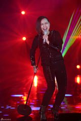 组图：周笔畅玩谢耳朵乐器 邓紫棋黑丝秀腿