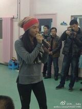 组图：张柏芝邓萃雯当义工 全程低调无媒体