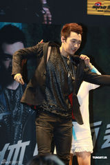 组图：王野发片秀肌肉 母亲带家常菜抵京支持