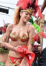 组图：蕾哈娜三点式上阵 遭粉丝背后大力抓奶