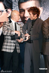 组图：Big4持枪宣传演唱会 张卫健牺牲夫妻生活