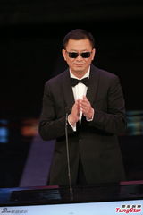 组图：导演王家卫为吕丽桦高天宙颁专业精神奖
