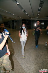 组图：张柏芝携俩儿子神秘返港 两度否认移民