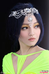 组图：张韶涵走梦幻风 绿色灯笼装酷似萤火虫