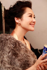 组图：许晴最新广告大片曝光 造型高贵温馨怡人