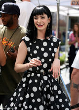 高清组图：克里斯滕-丽特波点黑裙现身活泼俏丽