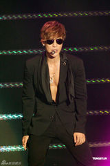 组图：金贤重开唱露胸耍性感 与gaga撞期仍火爆