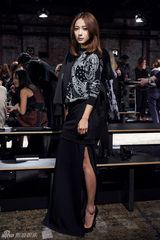 组图：王珞丹亮相秀场气场十足