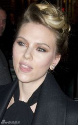 组图：斯嘉丽穿黑色及膝裙裹大衣美丽冻人