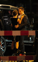 组图：《杰克-莱恩》片场 奈特莉与派恩亲密对戏