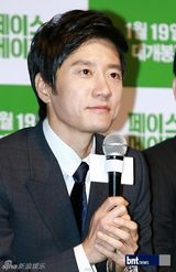 组图：韩星金明敏《领跑人》试映 高雅罗红裙抢镜