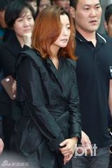 组图：金喜善等含泪参加金宗鹤导演遗体告别式
