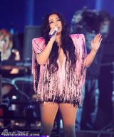 组图：张惠妹台北连唱两天吸2千万 超短裙难掩肉腿