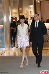 组图：孙俪短裙亮相台北优雅时尚