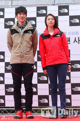 组图：李妍熙柳演锡穿情侣冲锋衣出席签名会