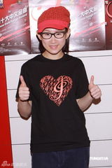 幻灯：香港大球场举行公益活动 一众明星慷慨亮相