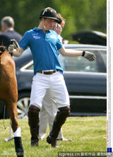 组图：哈里王子遇裸照风波 回顾坏小子成长史